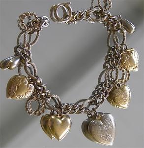     

:	vintage-romance-locket-heart-charm-bracelet.jpg‏
:	2317
:	51.5 
:	71005